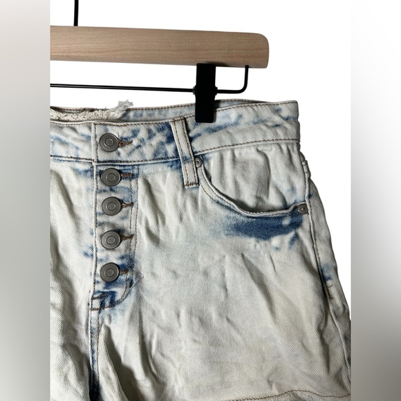 Altar’d State Women’s Button Fly Frayed Hem Denim Shorts Size 26/3 Acid Wash - Picture 2 of 5